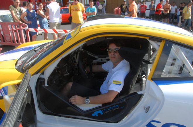 El piloto tinerfeño Enrique Cruz, en su Porsche 911.