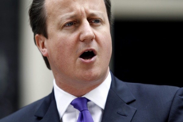 El primer ministro británico, David Cameron, hace una declaración oficial a las puertas del su residencia oficial de Downing Street, en Londres, Reino Unido, hoy, jueves 23 de mayo de 2013. 