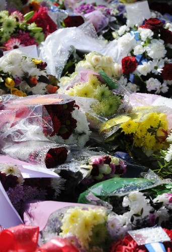 Varios ramos de flores han sido depositados en el lugar donde se produjo el asesinato del un soldado a manos de dos hombres en el barrio de Woolwich en Londres, Reino Unido, el 23 de mayo del 2013. 