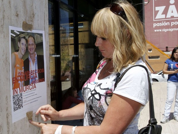 Una ciudadana holandesa pega un cartel de búsqueda.
