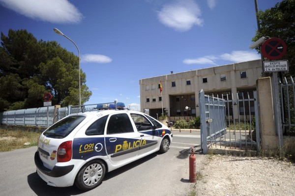 Un coche de la Policía a su llegada al depósito de la Policía Nacional de la pedanía murciana de Sangonera, donde se encuentra el coche alquilado por la exjugadora holandesa de voleibol Ingrid Visser y su pareja, desparecidos el pasado lunes 13 de mayo en Murcia. .