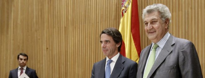El expresidente del Gobierno José María Aznar (i), acompañado por el presidente de la Cámara Baja, Jesús Posada, hoy.