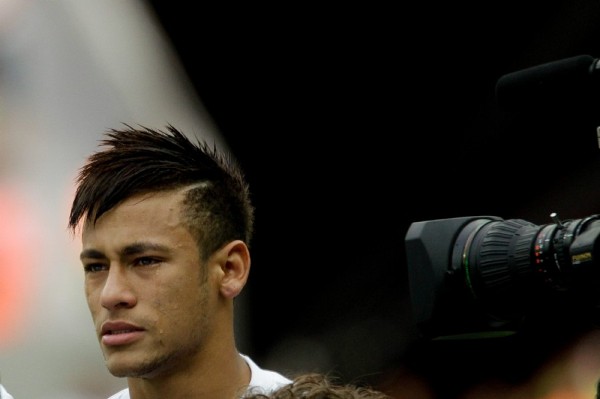 En la firma del acuerdo, el futbolista estuvo acompañado por su padre, Neymar da Silva, y de su representante, Wagner Reibeiro. 