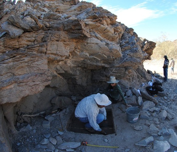 Fotografía de unos investigadores del Instituto Nacional de Antropología e Historia (INAH) durante sus labores de investigación en uno de los ocho sitios arqueológicos descubiertos en la Sierra del Mayor.