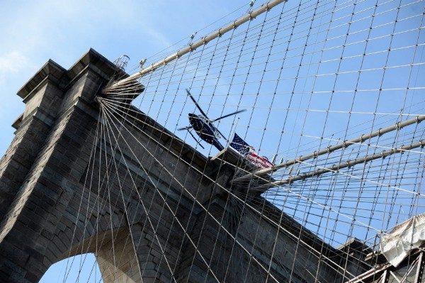 Un helicóptero de la Policía de Nueva York sobrevuela el Puente de Brooklyn, luego de que las autoridades ordenaran su cierre después de encontrar un auto abandonado.