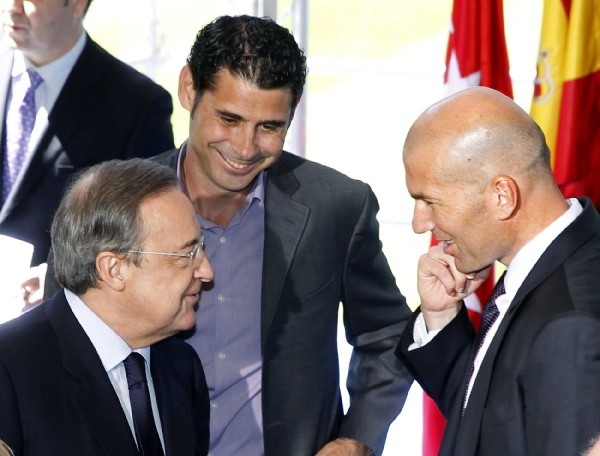 El presidente del Real Madrid, conversa con los exjugadores del club blanco Fernando Hierro y el francés Zinedine Zidane (d), durante la presentación del 'Corazón Classic Match.