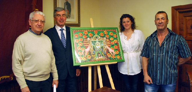 El párroco de la Iglesia del Cristo, Álvaro Dávila, Ana Díaz y Juan Fajardo junto al boceto del tapiz.