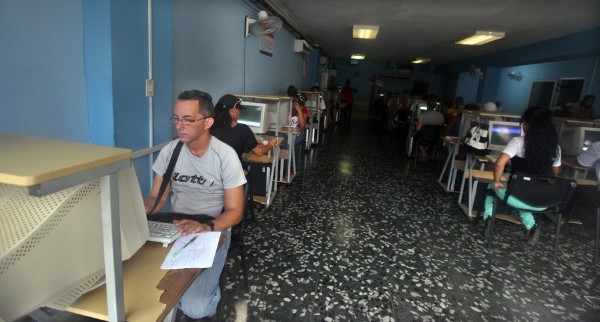 Varias personas acceden a Internet en una sala de navegación hoy, martes 28 de mayo de2013, en La Habana (Cuba). El Gobierno cubano ampliará desde junio los puntos de conexión pública a internet con nuevas salas de navegación como parte de su política de facilitar el acceso 