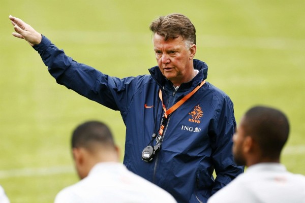El entrenador de Holanda, Louis van Gaal, da indicaciones a sus jugadores.