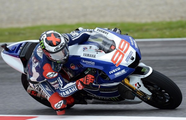 El piloto español de MotoGP Jorge Lorenzo, de Yamaha, participa en una sesión de entrenamientos libres para el Gran Premio de Italia de motociclismo en el circuito de Mugello (Italia.