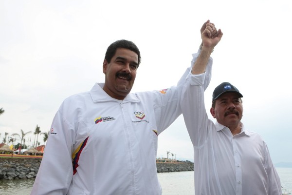 Fotografía cedida por Palacio de Miraflores hoy, domingo 2 de junio de 2013, del presidente de Nicaragua, Daniel Ortega (d), saludando junto a su homológo de Venezuela, Nicolás Maduro (), en Managua (Nicaragua).