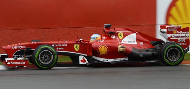 El piloto español de Fórmula Uno Fernando Alonso, de la escudería Ferrari, participa en la primera sesión de entrenamientos libres en el circuito Gilles Villeneuve.