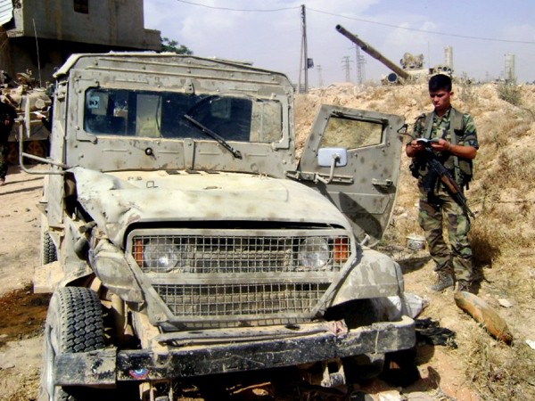 Fotografía cedida por la agencia oficial de noticias sirioárabe (SANA) que muestra a un soldado sirio junto a un vehículo militar.