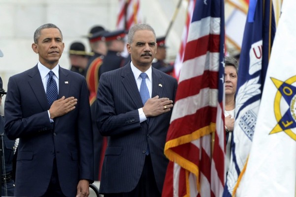 El presidente estadounidense, Barack Obama (i), y el secretario de Justicia y fiscal general de EEUU, Eric Holder (c),