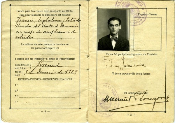 Fotografía tomada al pasaporte personal de Federico García Lorca que se exhibe en la Biblioteca Pública de Nueva York.