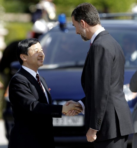 El Príncipe Felipe recibe al Príncipe heredero de Japón, Naruhito.