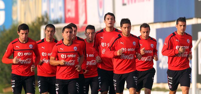 La selección chilena de fútbol durante un entrenamiento. 
