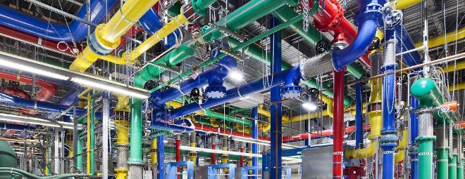 Multitud de tuberías de colores en la oficina de Google en The Dalles (Oregón), Estados Unidos. 