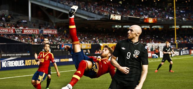 El jugador de la selección española Segio Ramos (i) pelea por el balón con Conor Sammon de Irlanda.