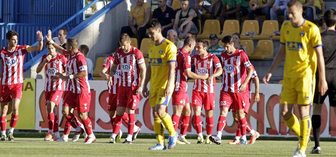 Los jugadores del Girona FC celebran su gol, obra de Moisés Hurtado.