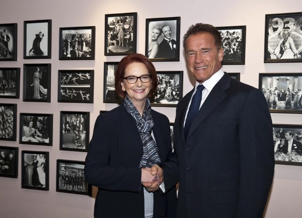 La primera ministra australiana Julia Gillard posa con Arnold Schwarzenegger posa con Julia Gillard.