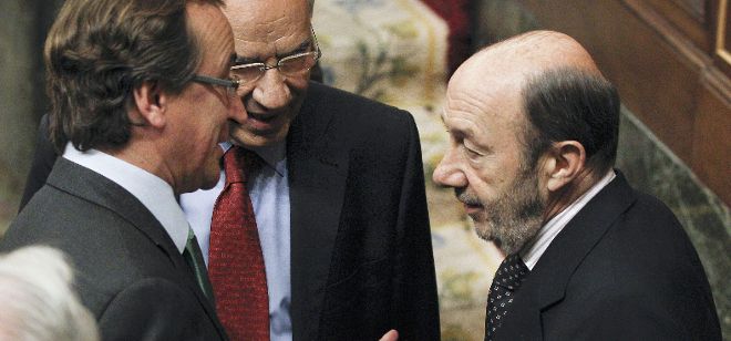 El secretario general del PSOE, Alfredo Pérez Rubalcaba (d), conversa con el diputado de su partido Alfonso Guerra (c) y el portavoz del PP en el Congreso, Alfonso Alonso (i).