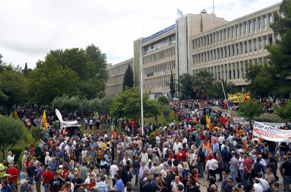 Unas 10.000 personas se manifiestan frente a la central de la radiotelevisión pública ERT durante la huelga general en el país en apoyo a los trabajadores de ERT por el cierre anunciado.