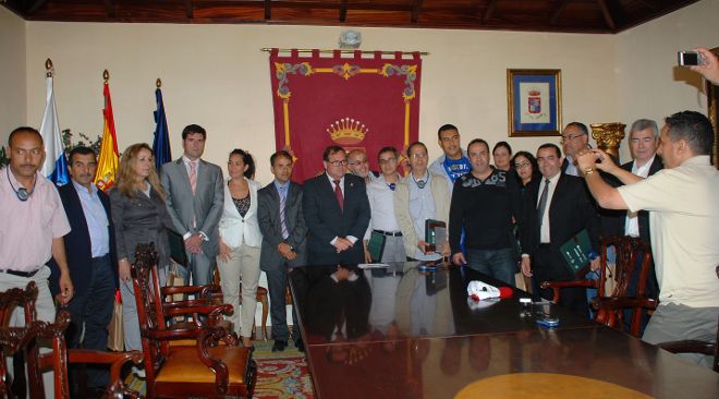 La delegación marroquí fue recibida por el gobierno local en el salón de plenos.