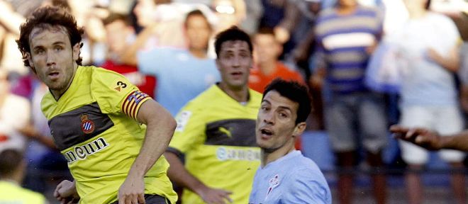 El jugador del Espanyol Verdú (i) chuta ante Augusto (d), del Celta de Vigo.