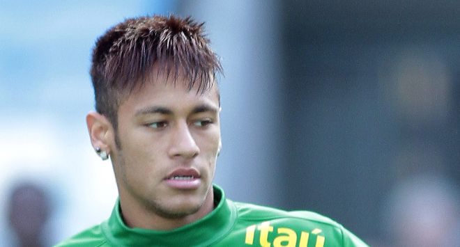 El jugador Neymar participa en un entrenamiento de la selección brasileña de fútbol.