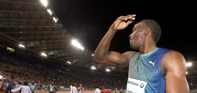 El atleta de Jamaica Usain Bolt gesticula después de correr en la prueba de 100 metros.