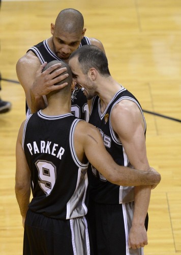 El jugador de Spurs Tim Duncan (atrás) celebra con sus compañeros Tony Parker (i) y Manu Ginobili.