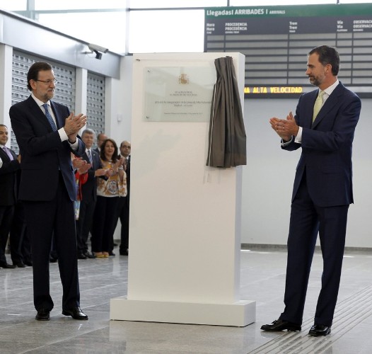 El Príncipe Felipe , acompañado por el presidente del Gobierno, Mariano Rajoy, iz, tras descubrir una placa conmemorativa tras la llegada a la estación de Alicante del viaje inaugural del AVE Madrid-Alicante.