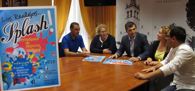 Miembros del gobierno realejero junto al cartel del programa de verano.