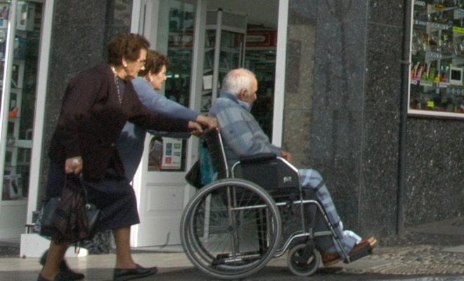 Tres personas mayores transitan por una calle de la isla de Tenerife.