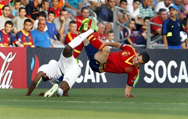 El defensa de la selección española sub'21 de fútbol Nacho (d) lucha por el balón con ante el centrocampista de la selección holandesa Leroy Fer (i), durante el partido del Europeo de sub'21 disputado entre España y Holanda en Netanya (Israel).