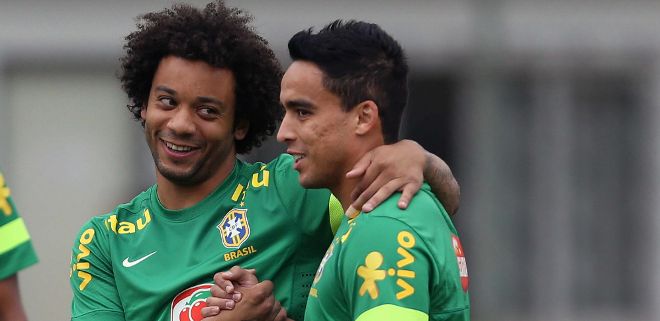 Los jugadores brasileños Marcelo (i) y Jadson (d) conversan durante un entrenamiento.