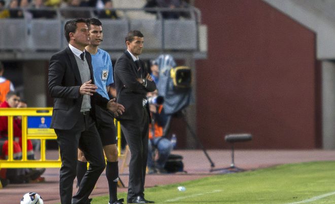 Los entrenadores de la Unión Deportiva Las Palmas, Sergio Lobera (i), y del Almería, Javi García (d).