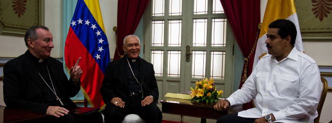 El mandatario venezolano, Nicolás Maduro (d), se reúne con el presidente de la Conferencia Episcopal Venezolana (CEV), Diego Padrón (c), y el nuncio apostólico en Caracas, Pietro Parolín (i).