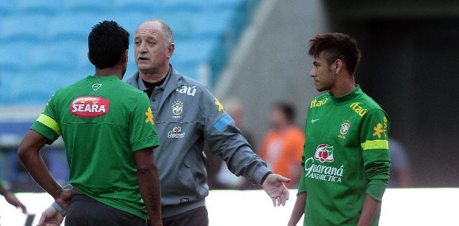 Neymar (d) durante un entrenamiento del equipo brasileño.