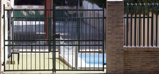 Vista de la piscina del colegio privado English School Los Olivos de Campolivar, en Godella (Valencia), en el que ayer falleció un niño de cuatro años y medio mientras se bañaba.