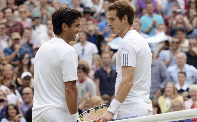 El tenista español Fernando Verdasco (izquierda) felicita al británico Andy Murray tras la victoria de éste.
