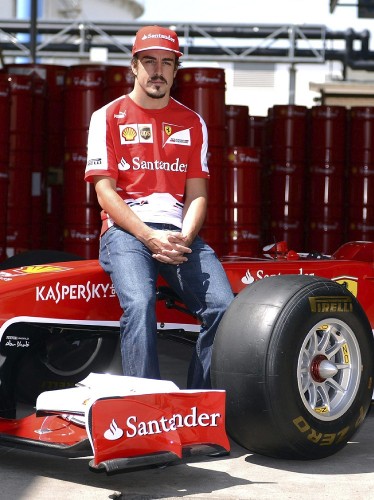 El piloto de Fórmula Uno español Fernando Alonso (Ferrari) .posa para los fotógrafos durante su visita a los laboratorios de Shell en Hamburgo (Alemania).