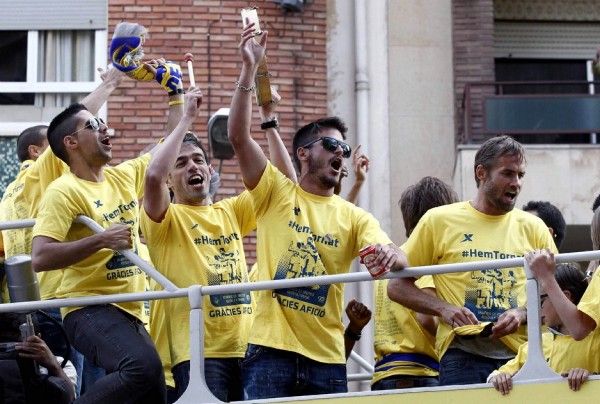 Los jugadores del Villarreal, celebrando el ascenso de su equipo a la Primera División del fútbol español.