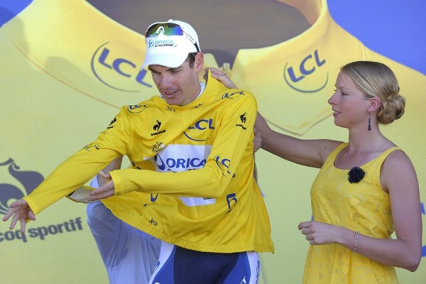 El ciclista sudafricano del Orica Greenedge, Daryl Impey, celebra en el podio el liderato provisional de la clasificiación general tras la sexta etapa del Tour de Francia, disputada entre las localidades de Aix-en-provence y Montpellier, Francia, el 4 de julio del 2013.