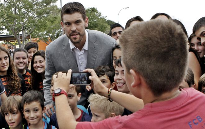 El jugador de los Memphis Grizzlies, Marc Gasol, se fotografía con un grupo de niños de Sant Boi de Llobregat, su ciudad natal.