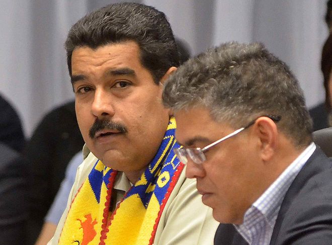 El presidente de Venezuela, Nicolás Maduro (i), y su ministro de Relaciones Exteriores, Elías Jaua (d).