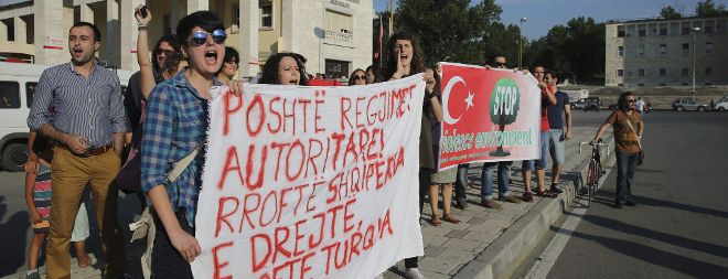 Varios manifestantes gritan eslóganes contra el Gobierno turco.
