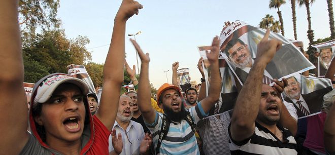 Seguidores del depuesto presidente egipcio Mohamed Mursi protestan cerca de la universidad de El Cairo.