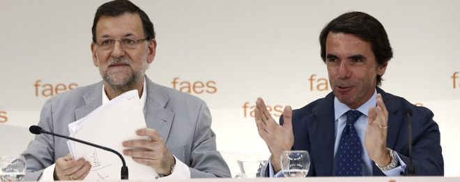 El presidente del Ejecutivo, Mariano Rajoy, junto al expresidente del Gobierno y presidente de la fundación FAES, José María Aznar (d).